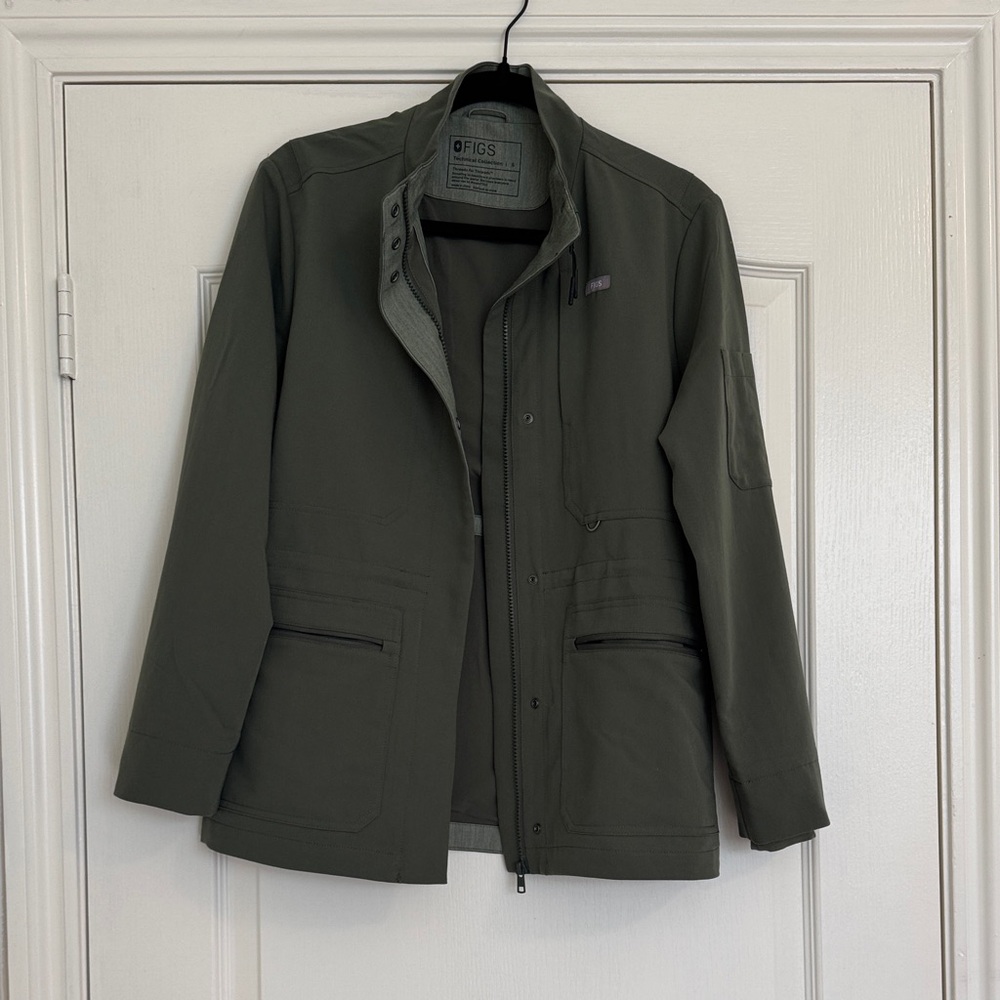 Figs women’s Page Scrub Jacket in Moss